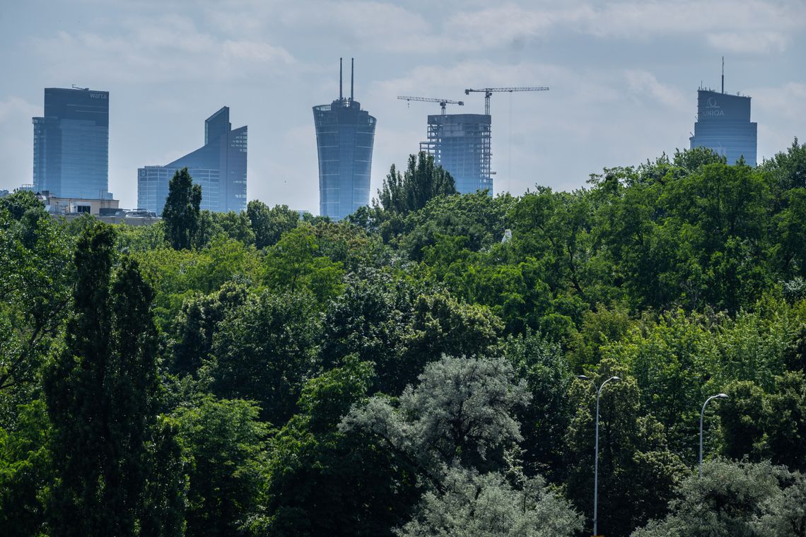 Widok na centrum Warszawy widziany z perspektywy mostu Gdanskiego