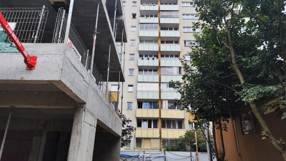 Nowy blok tuż obok starego. Odległość jest minimalna. „Będzie ciemnica”. Kto za to odpowiada?