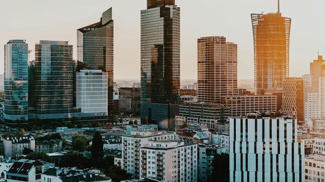Nowy raport o Warszawie. Mokotów z największa liczbą mieszkańców. Śródmieście i Ursynów wyludniają się