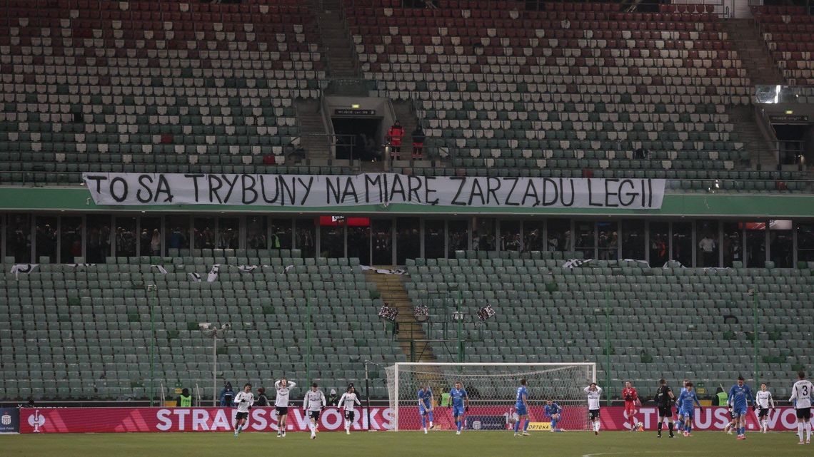 Transparent kibiców Legii na meczu pod koniec ubiegłego sezonu