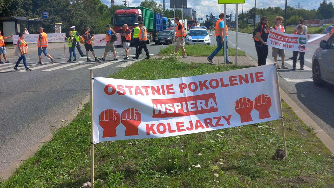 Od trzech dni kolejarze protestują w Warszawie. Dołączyło do nich Ostatnie Pokolenie