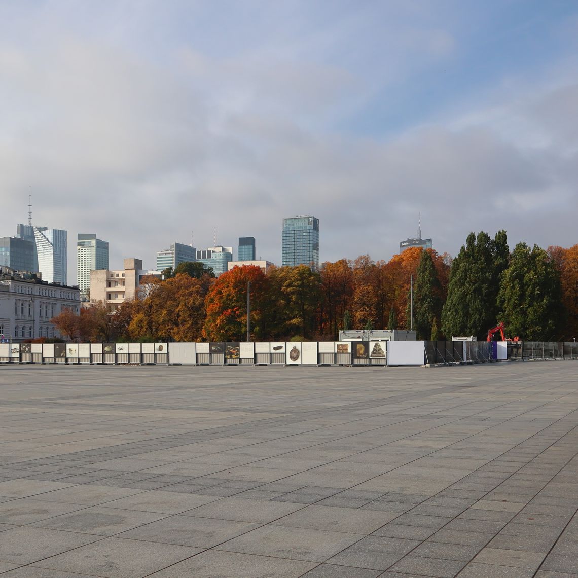 Odbudowa „Pałacu Saskiego” wchodzi w kolejny etap. Historyczna pierzeja ma wrócić na plac Piłsudskiego. Odbudowa „Pałacu Saskiego” wchodzi w kolejny etap. Historyczna pierzeja ma wrócić na plac Piłsudskiego.