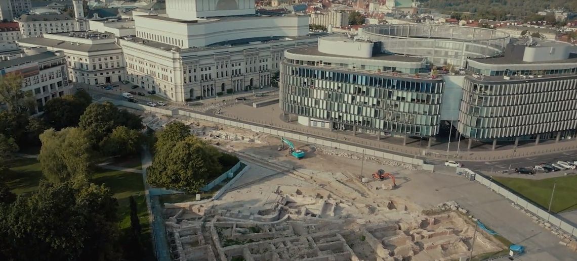 Odbudowa zachodniej pierzei Placu Piłsudskiego. Pałac Brühla w filmie dokumentalnym