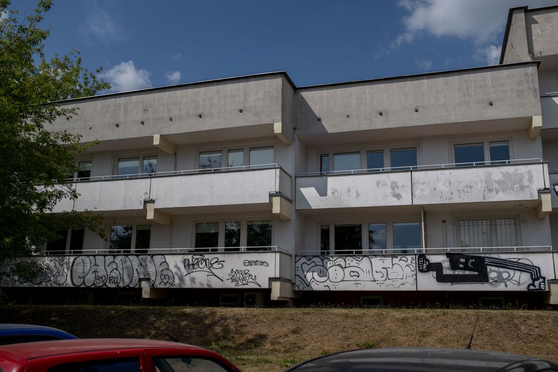 Budynek w zatoce czerwonych świń - na osiedlu w Wilanowie Wysokiem w Warszawie.