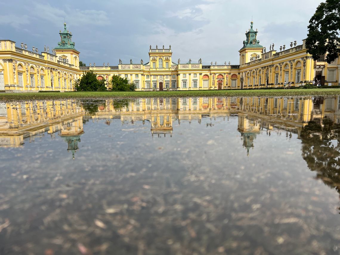 Zalany dziedziniec przy Muzeum Pałacu Króla Jana III w Wilanowie