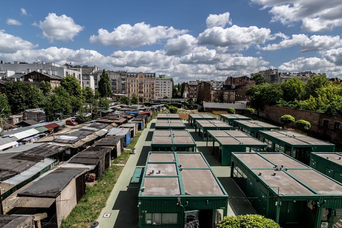 Bazar Różyckiego i pobliskie kamienice w Warszawie.