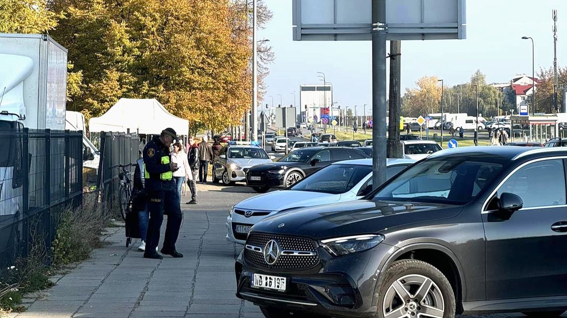 Strażnicy miejscy podczas egzekwowania przepisów.