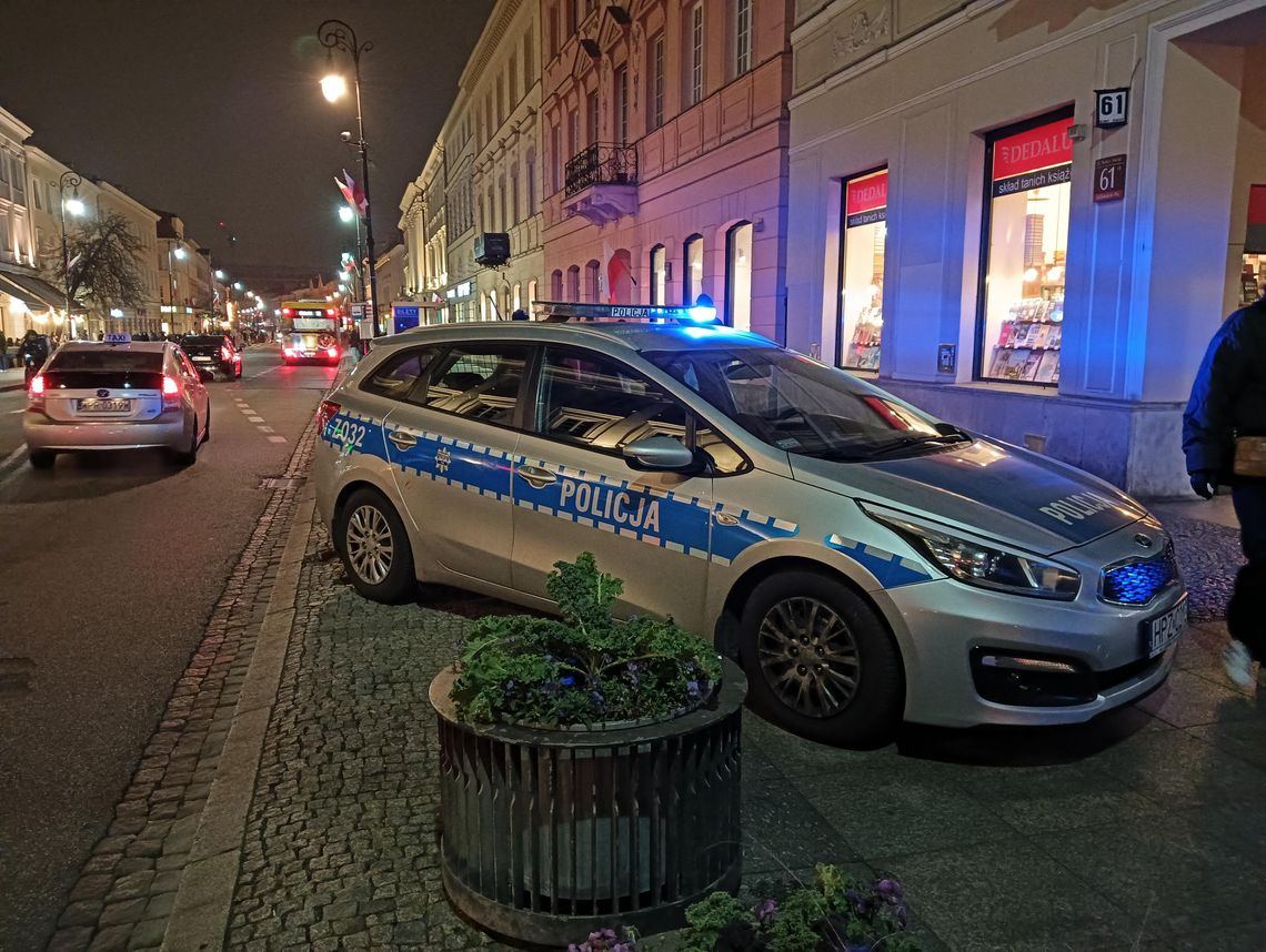 Patostreamer dewastuje samochody w centrum miasta. W tej sprawie interweniowała policja