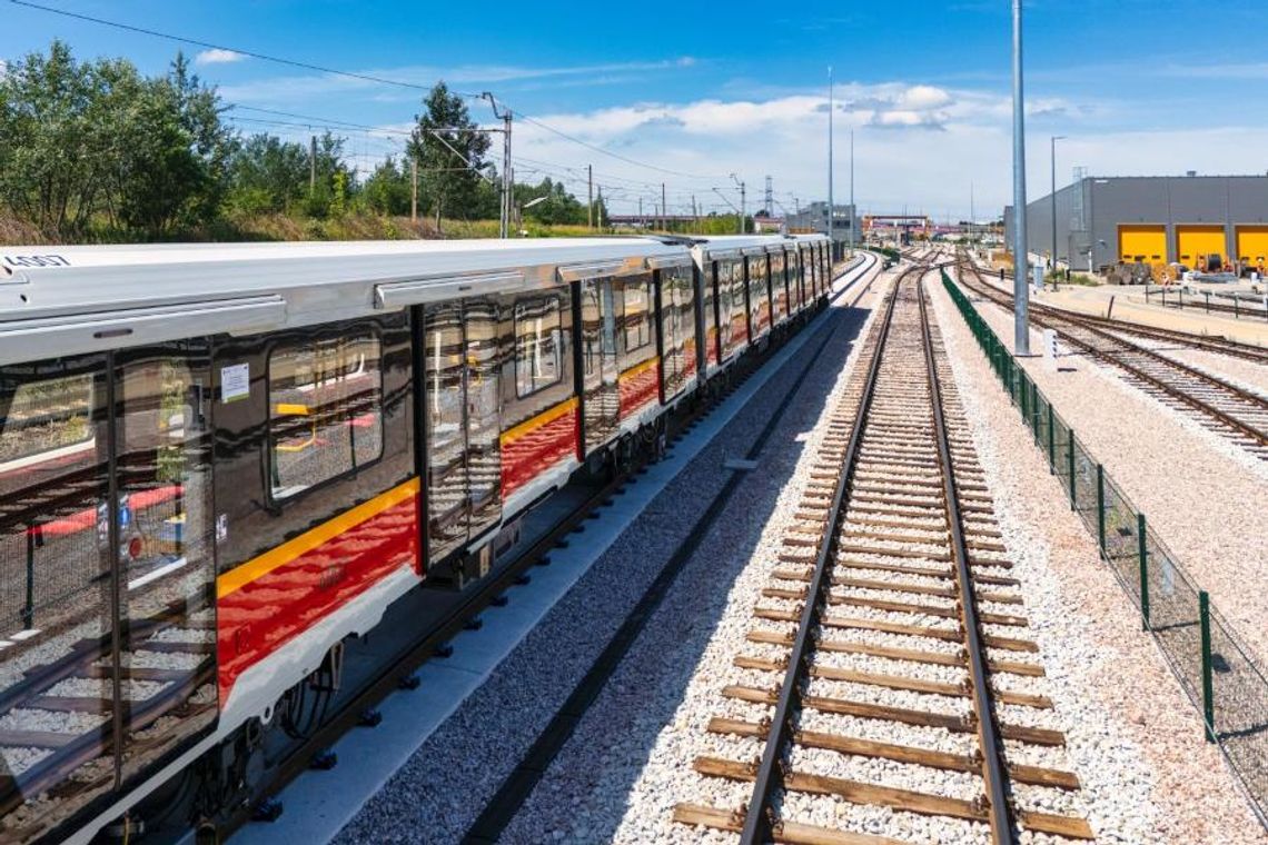Pierwszy pociąg na nowym odcinku M2. Trwają testy metra na Bemowie. Pierwszy pociąg na nowym odcinku M2. Trwają testy metra na Bemowie.