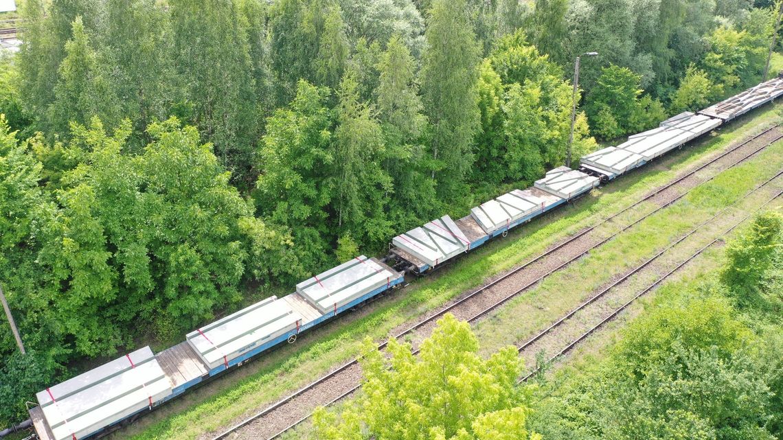 Plac Zawiszy „niemal jak z klocków”. Fragmenty ulicy jadą pociągiem z Krakowa do Warszawy