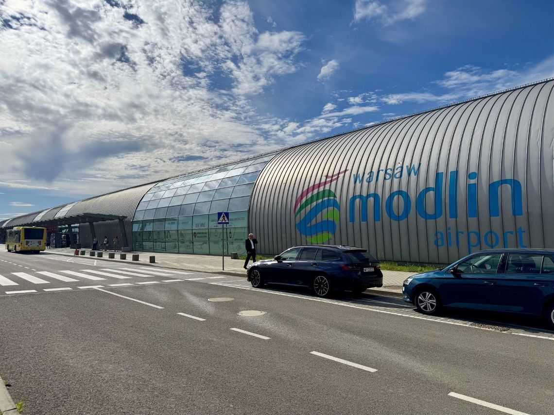 Pociągiem bezpośrednio na Lotnisko Warszawa-Modlin. Jedenaście firm chce zbudować nową linię, ale wszystkie oferty przekraczają budżet.