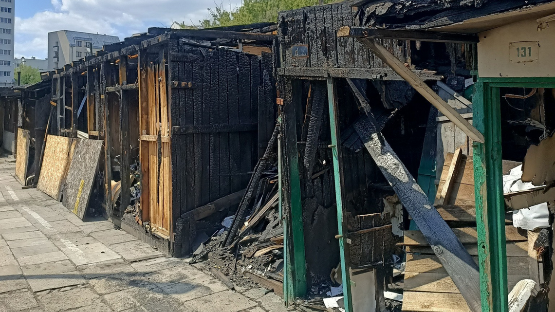 Pogorzelisko na bazarze Różyckiego. Czy ktoś to w końcu posprząta?