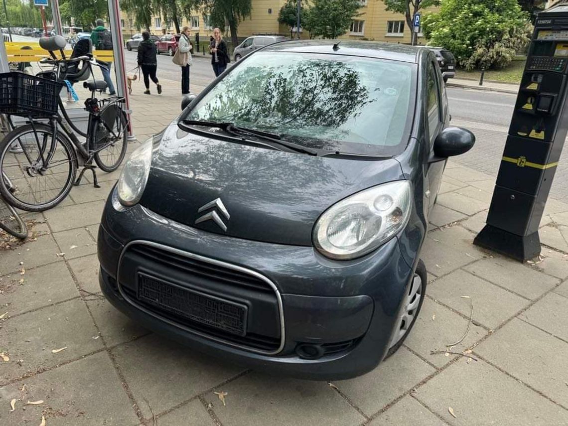 Auto należące do policjanta pod KSP.