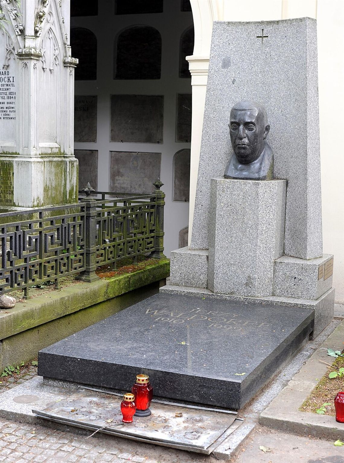 Ponad 1700 uratowanych zabytków. Znane twarze znów będą kwestować na Starych Powązkach.