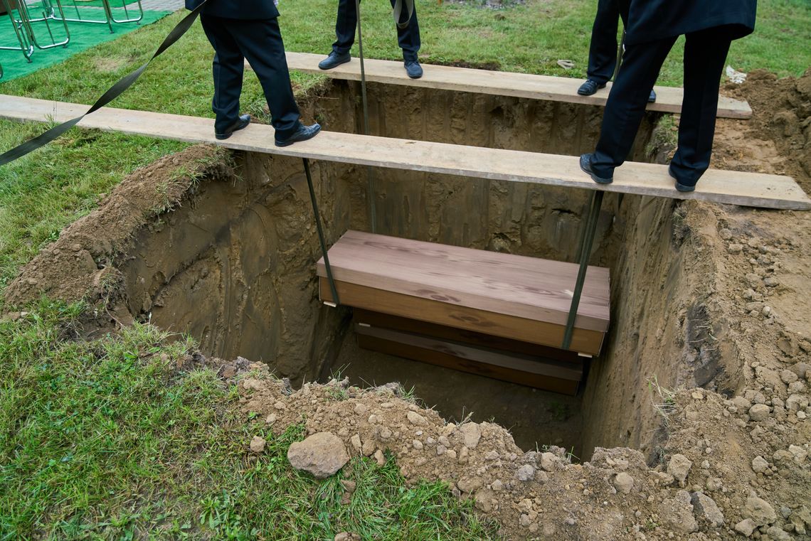 Ponad 200 osób spoczywało pod ulicą Okrzei. Szczątki trafiły na cmentarz. Ponad 200 osób spoczywało pod ulicą Okrzei. Szczątki trafiły na cmentarz.