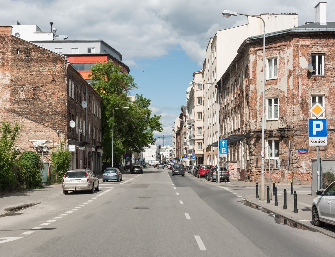 Ponad 70 nowych drzew na Okrzei. Praska ulica przechodzi wielką metamorfozę.