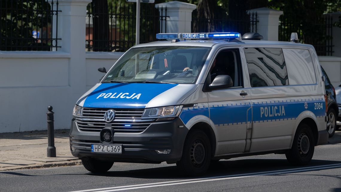 Potrącił policjanta i ciągnął go po jezdni. Kierowca usłyszał zarzuty