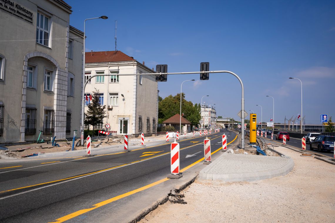 Kolejny etap prac przy budowie przejścia przez Wisłostradę