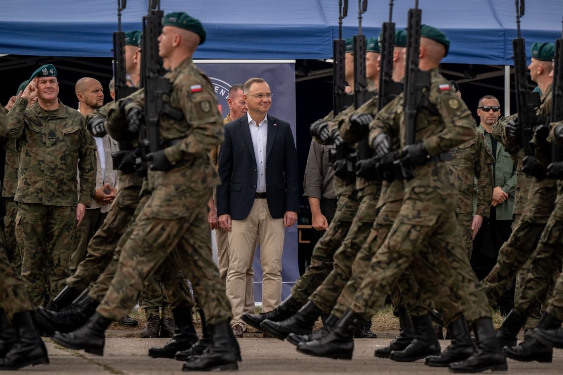 Prezydent Andrzej Duda odwiedził żołnierzy. Trwają ćwiczenia przed defiladą 15 sierpnia