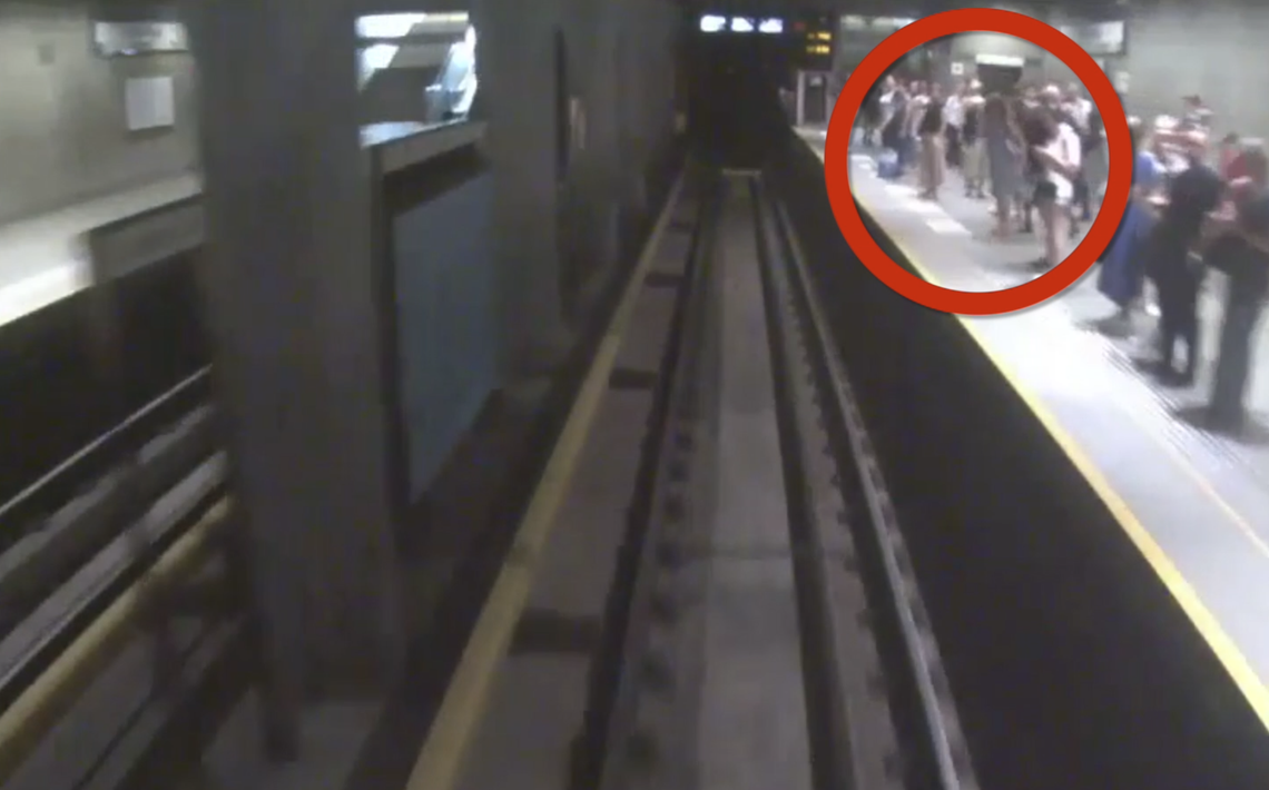 Próbował wepchnąć kobietę pod metro