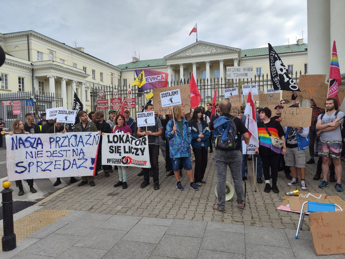 Protestujący przed stołecznym ratuszem