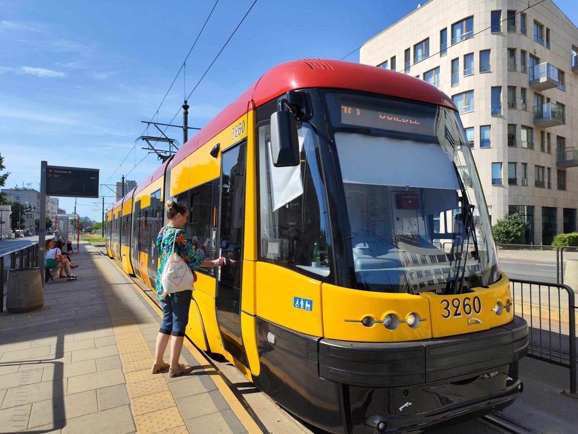 Tramwaje na ulice Puławskiej przy skrzyżowaniu z Madalińskiego.