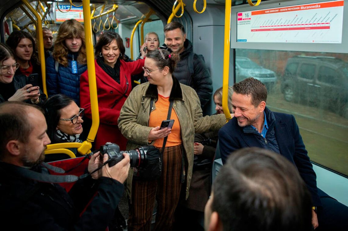 Rafał Trzaskowski nie ustąpił mi miejsca w tramwaju? Historia zdjęcia, które wywołało burzę