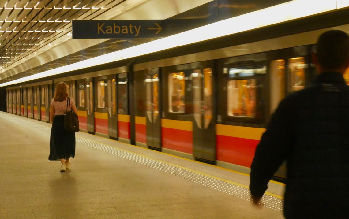 Reanimacja na stacji metra. Pociągi kursowały w pętlach