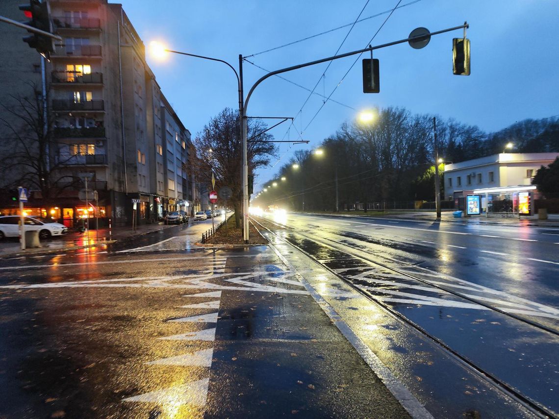 Remont torowiska w al. Waszyngtona. Woda nie zalewa już szyn, za to jedzie się wolno, jak dawniej