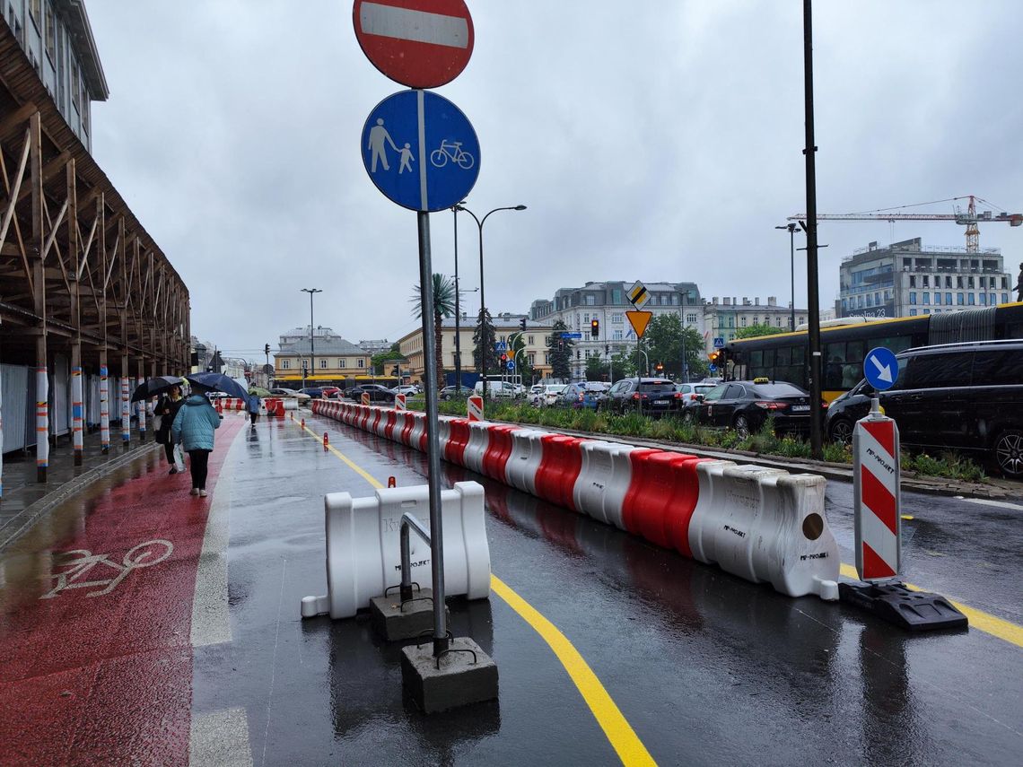 Tymczasowa droga rowerowa na Nowym Świecie.
