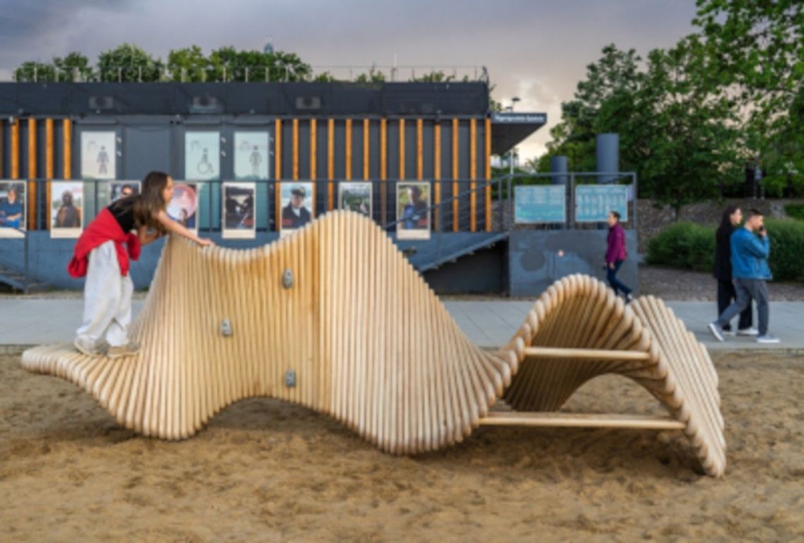Rzeźba, ławka i plac zabaw w jednym. Nowe instalacje pojawiły się nad Wisłą. Rzeźba, ławka i plac zabaw w jednym. Nowe instalacje pojawiły się nad Wisłą.