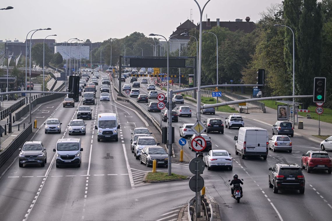 Śmiertelny wypadek na Wisłostradzie. Sprawca uciekł, zmarły dwie osoby