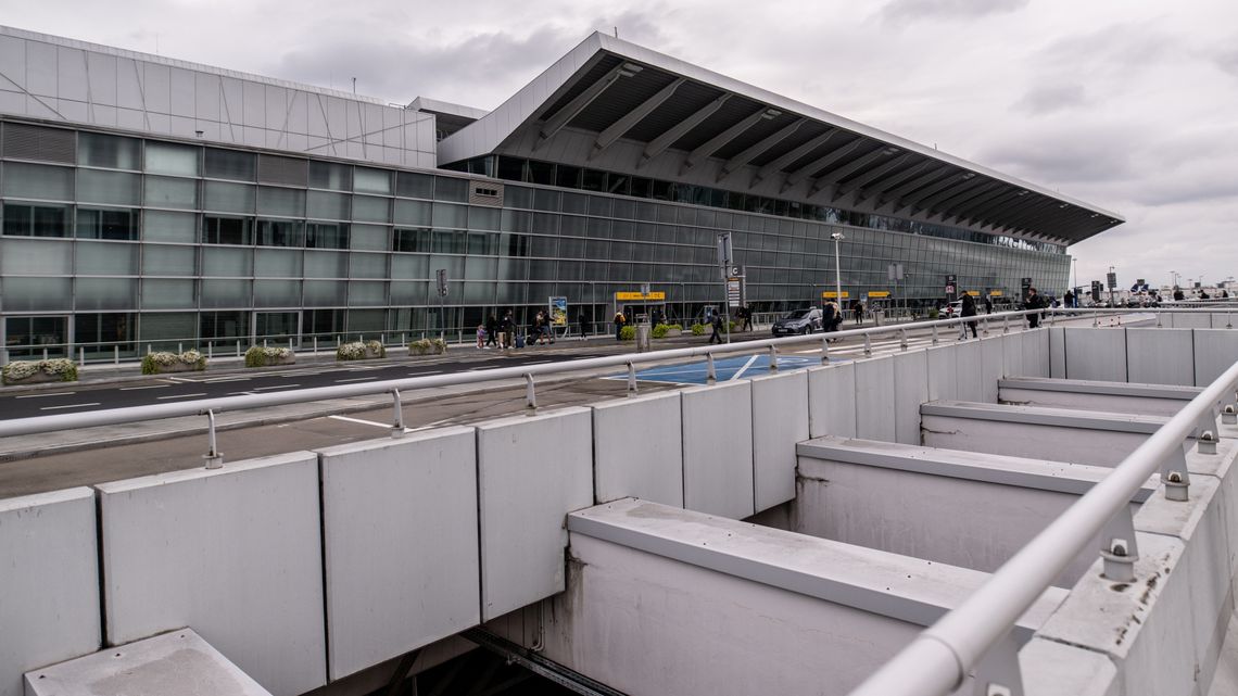 Spór o cennik strefy „Kiss&Fly” na lotnisku Chopina. Przewoźnicy zapowiadają blokadę lotniska