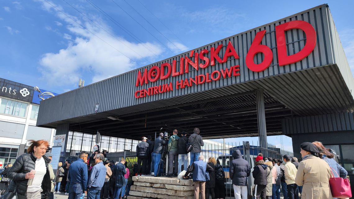 Kupcy przed targowiskiem przy Modlińskiej 6D w Warszawie