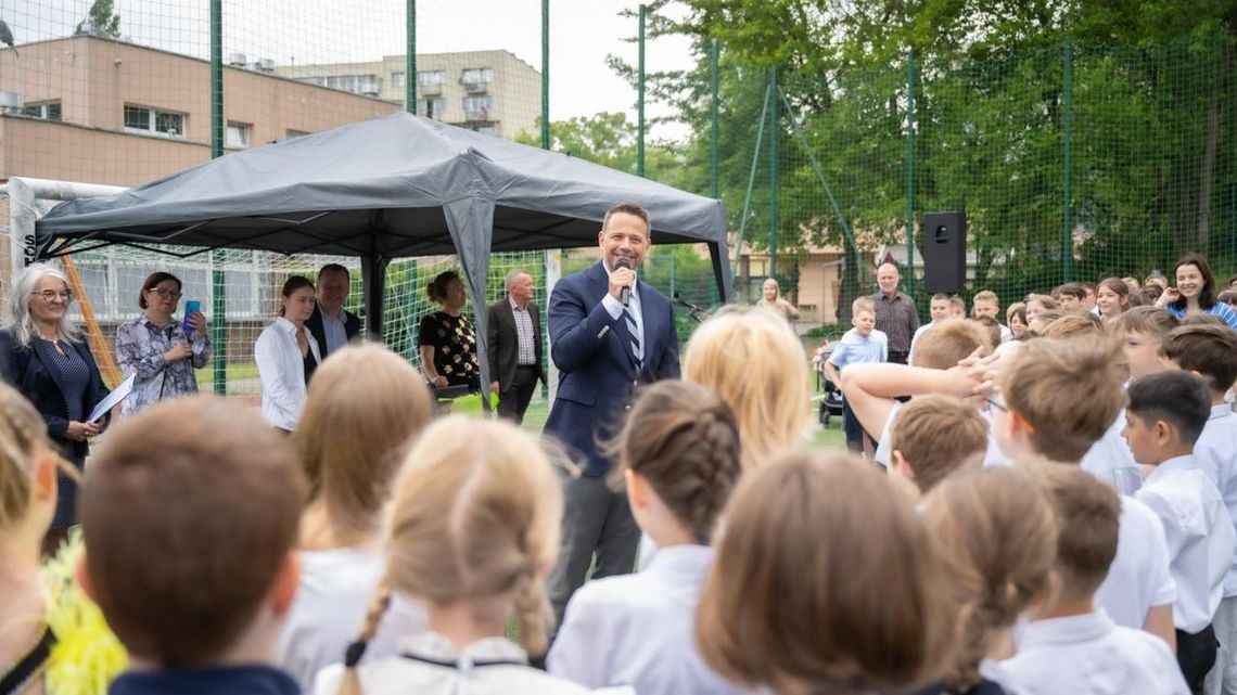 Rafał Trzaskowski podczas przemówienia w SP nr 81