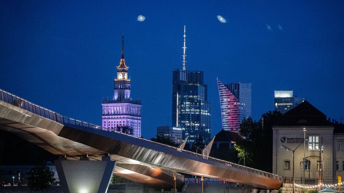 Warszawa nocą zdj. ilustracyjne