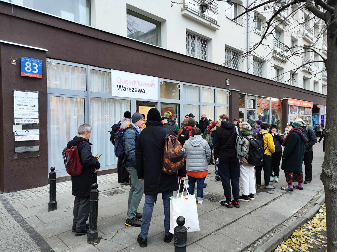 Tłumy na otwarciu QueerMuzeum w Warszawie.