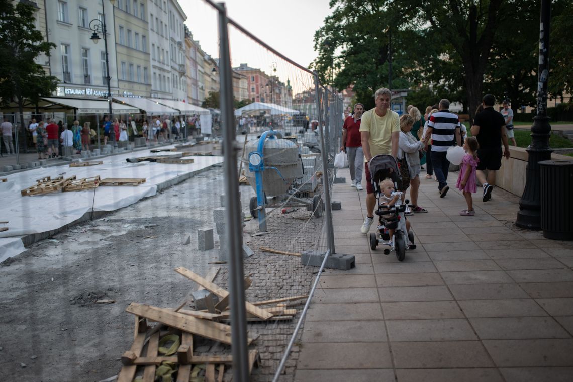 Remont Krakowskiego Przedmieścia w Warszawie.