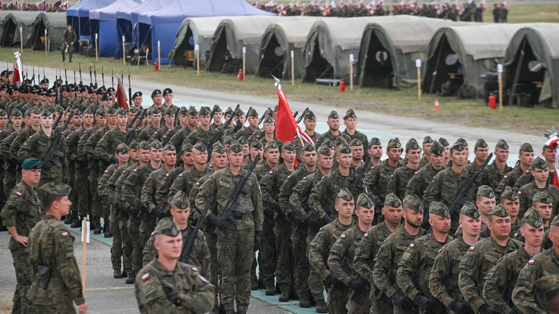 Tysiące żołnierzy na warszawskim lotnisku. Ćwiczą przed 15 sierpnia. Byliśmy na treningu defilady