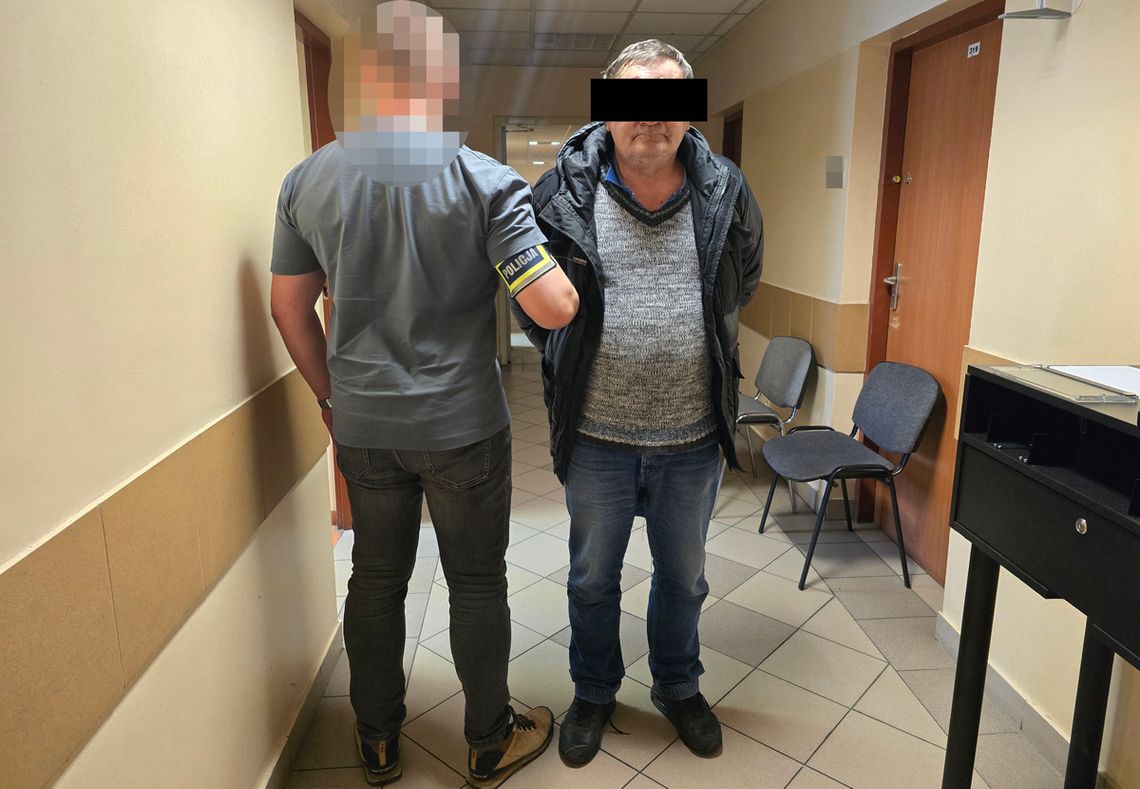 Policjant z zatrzymanym mężczyzną