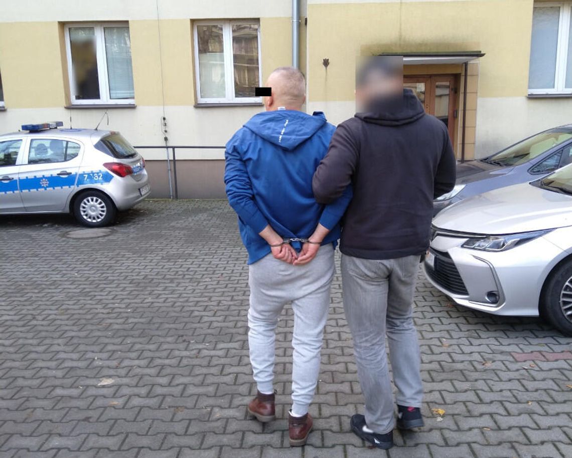 Policjant z zatrzymanym mężczyzną