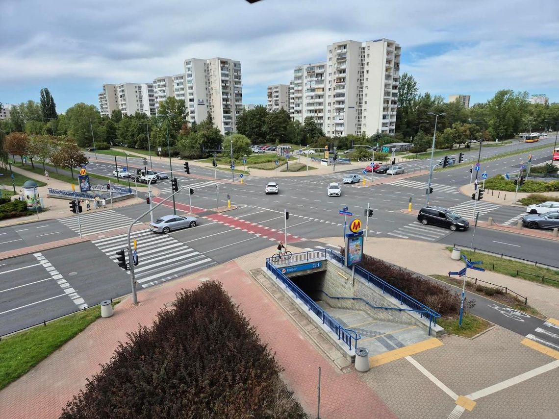 Utrudnienia na stacji „Imielin”. Dwa wejścia zamknięte z powodu remontu.