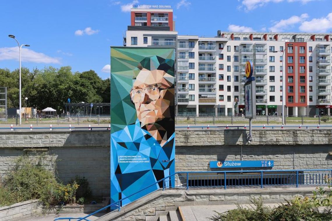 Mural Zdzisława Beksińskiego na stacji metra Służew