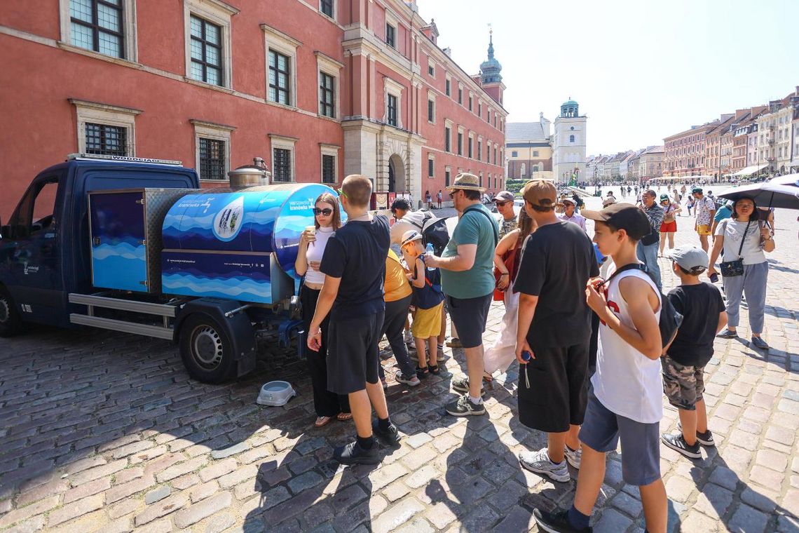 Warszawa chłodzi mieszkańców. Zraszacze i bezpłatna woda pojawiły się na ulicach. Warszawa chłodzi mieszkańców. Zraszacze i bezpłatna woda pojawiły się na ulicach.