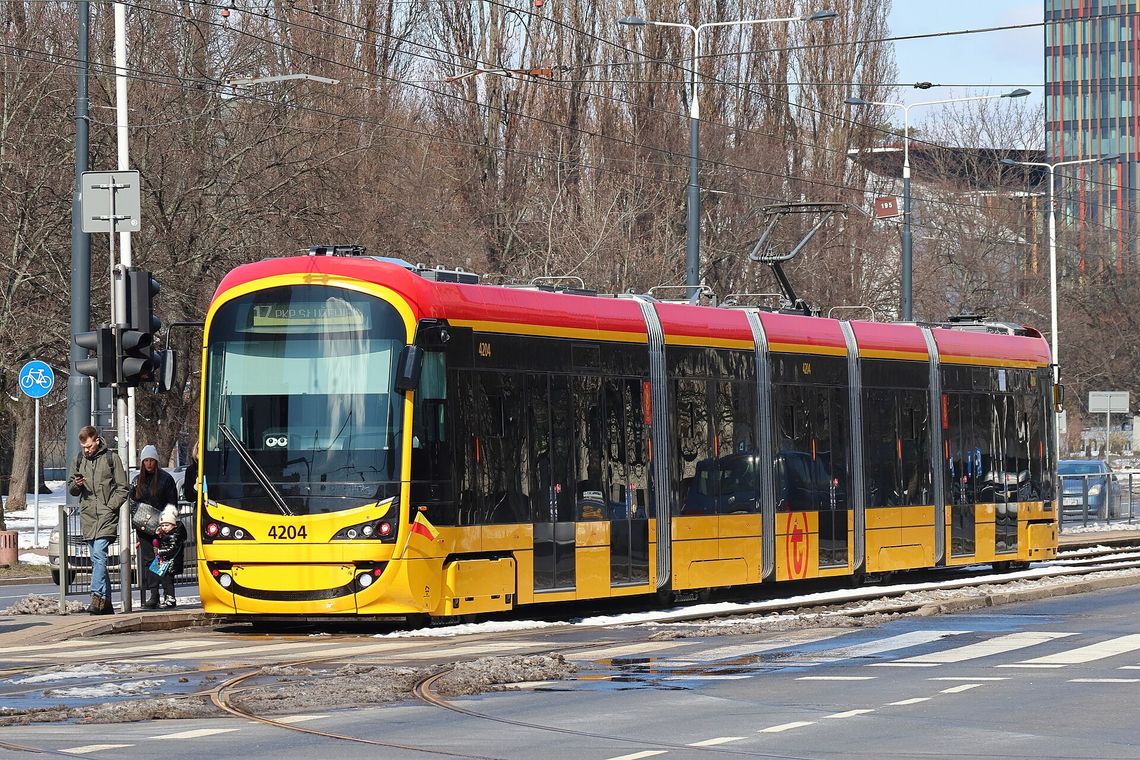 Warszawa czeka na nowe tramwaje. Przetarg na 62 pojazdy ponownie opóźniony.