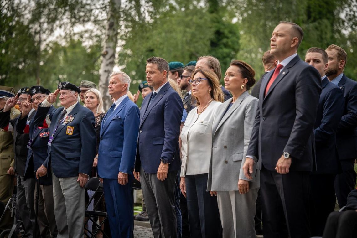 Warszawa oddała hołd bohaterom. Stolica zatrzymała się w godzinę „W” Warszawa oddała hołd bohaterom. Stolica zatrzymała się w godzinę „W”