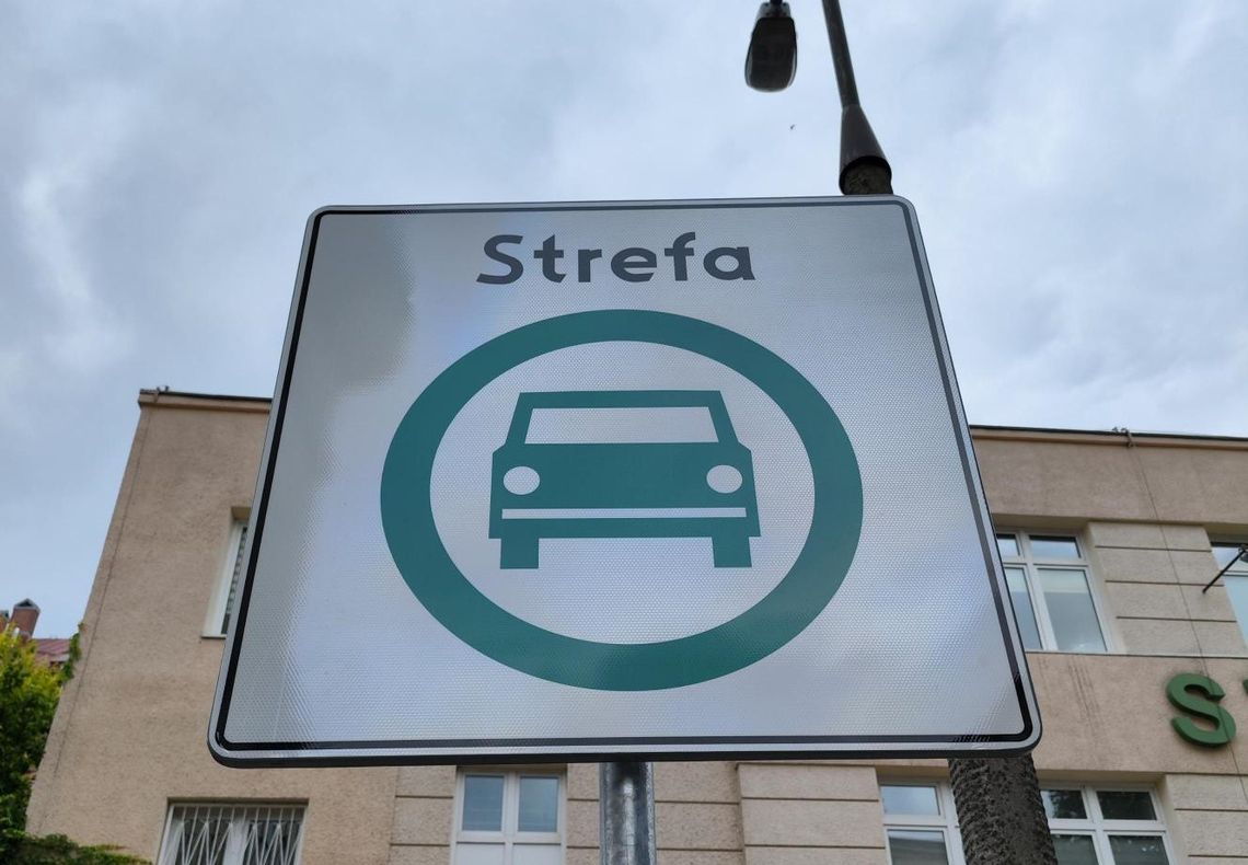 Znak strefy czystego transportu w Warszawie.
