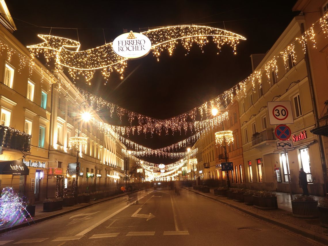 Warszawa rozbłyśnie na nowo. Świąteczna iluminacja pełna legend i niezwykłych atrakcji. Warszawa rozbłyśnie na nowo. Świąteczna iluminacja pełna legend i niezwykłych atrakcji.