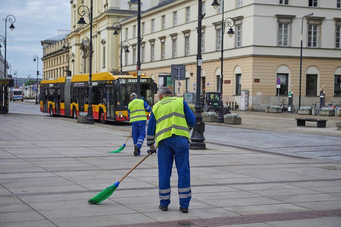 Warszawa sprzątana przez całą dobę. Latem służby mają więcej pracy.