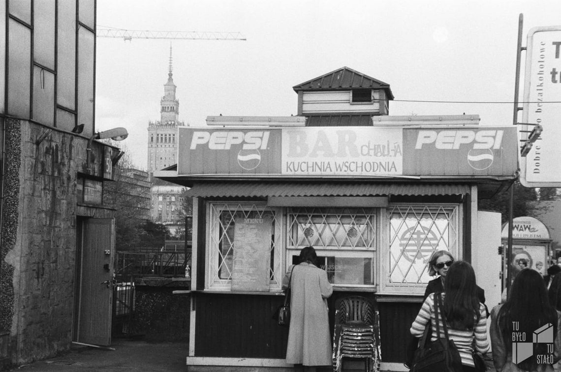 Przystanek Warszawa Ochota, kiosk obok budynku dworca od strony Alej Jerozolimskich, 1998